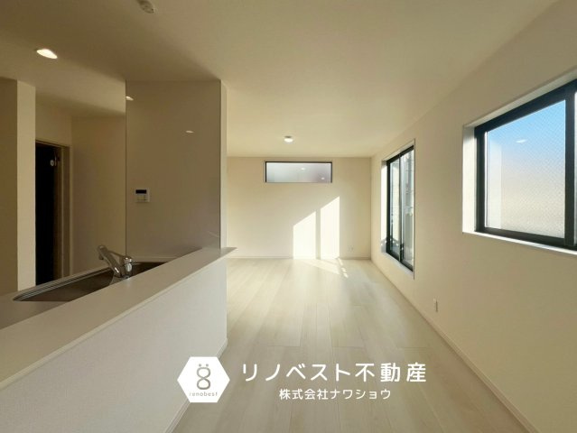 東大阪市大蓮北4丁目の居間・リビング|約16帖のLDK！
東向きバルコニーに面しているので、陽当たり良好♪