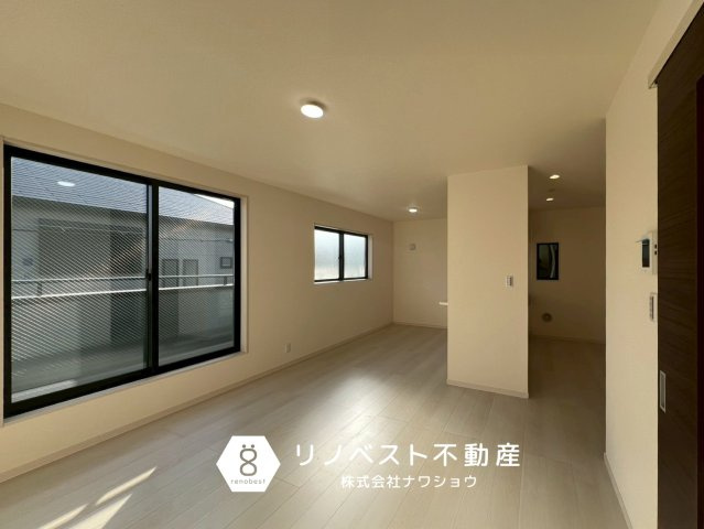 東大阪市大蓮北4丁目の居間・リビング|家族の会話が広がるカウンターキッチン。
清潔感のある白の内装も素敵ですね♪