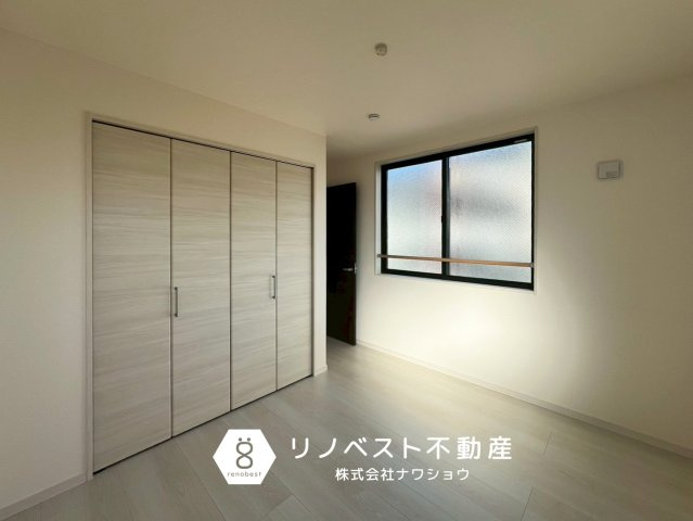 東大阪市大蓮北4丁目の洋室|約5.75帖の洋室。
大容量のクローゼット付き、2面採光で陽当たりもバッチリ◎