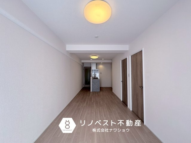 ネオコーポ鶴橋の玄関|バルコニーに面する洋室でこちらも陽当たり良好です◎奥行きのあるクローゼット付き！