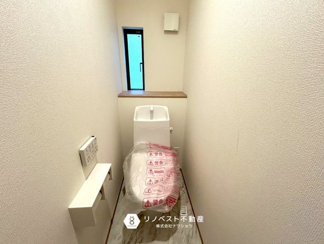 東大阪市小若江3丁目新築戸建のトイレ|小窓がついているので換気もしやいので清潔感もありますね！