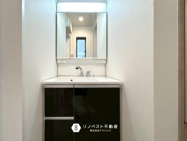 東大阪市小若江3丁目新築戸建の独立洗面台|3面鏡付きの洗面台なので身支度もスムーズになりそうですね♪洗面台の下にも収納があるので洗剤などのストックできますね！