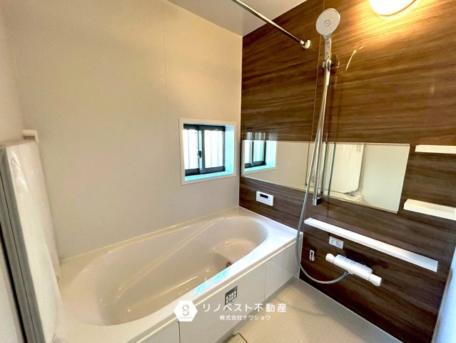 東大阪市小若江3丁目新築戸建の浴室|ワイドなミラー付きなのでお湯に浸かりながら鏡を見ることができますね！広々としたバスタブで足を伸ばしながらリラックスできますね♪