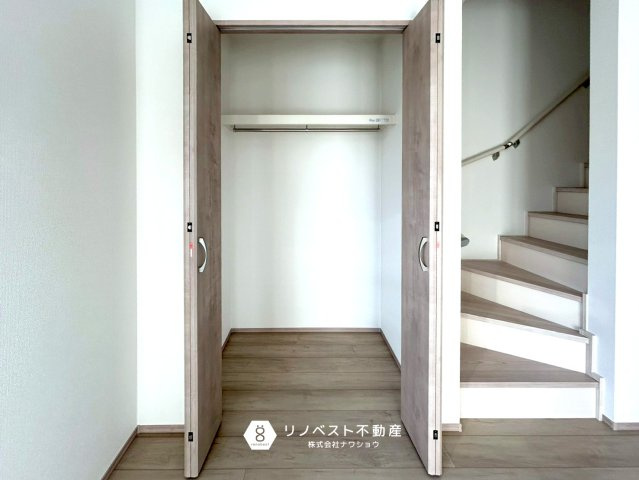 東大阪市小若江3丁目新築戸建の収納|LDKにも収納があるので掃除用具をしまっておけるのは便利ですね！