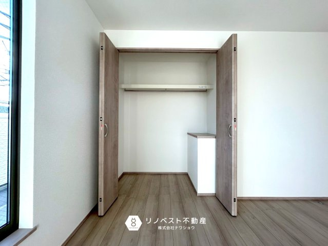 東大阪市小若江3丁目新築戸建の収納|上部には棚があるので普段あまり使わない物を収納しておけますね！