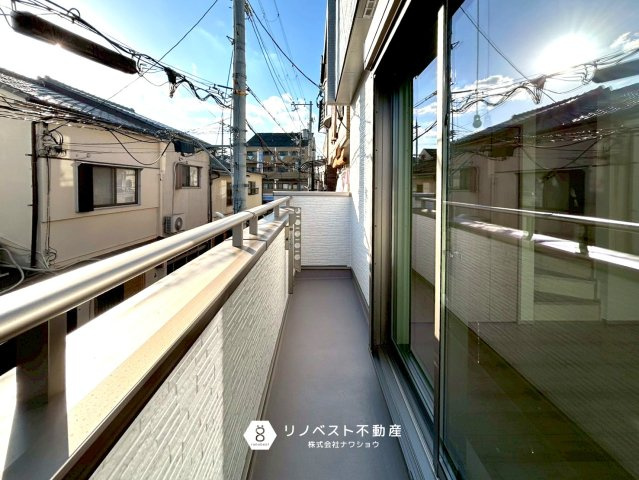 東大阪市小若江3丁目新築戸建のバルコニー|南向きのバルコニーが2階と3階の2か所にあるので洗濯物を干す場所には困りませんね◎