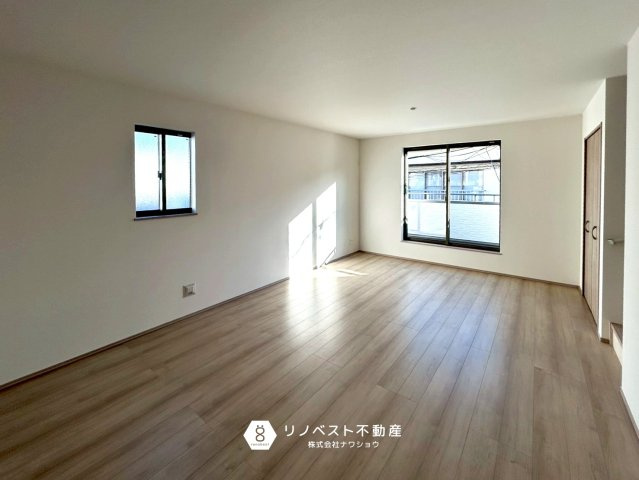 東大阪市小若江3丁目新築戸建の居間・リビング|約18帖超えのLDKが2階にあり広々とした空間ですね！