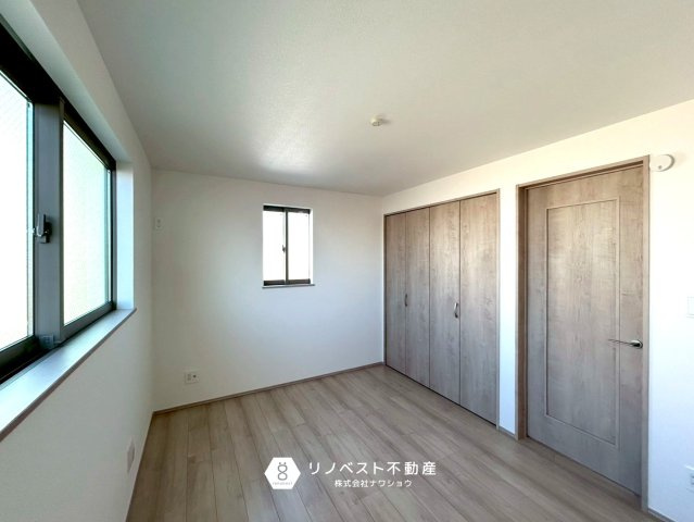 東大阪市小若江3丁目新築戸建の洋室|各居室にクローゼットがあるのでスッキリとしたお部屋造りができますね♪