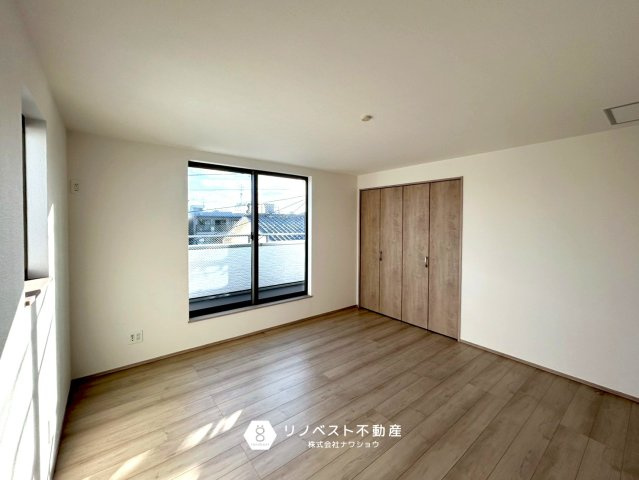 東大阪市小若江3丁目新築戸建の洋室|バルコニーにも出られるので日々の気分転換にもピッタリですね！