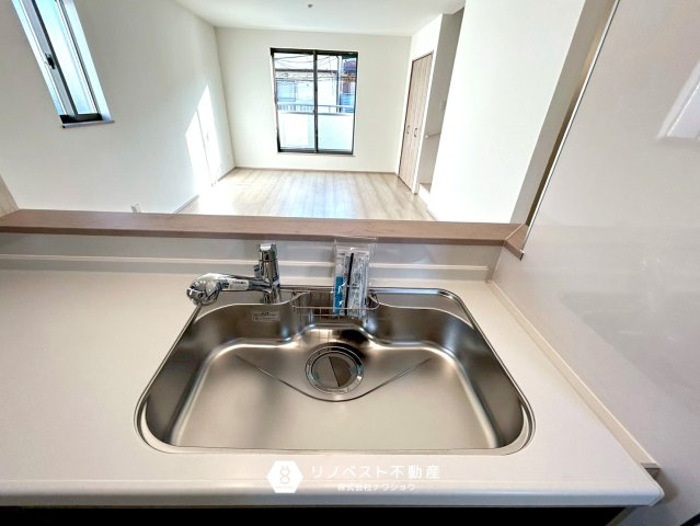 東大阪市小若江3丁目新築戸建のキッチン|キッチンからリビングが見えるので小さいお子様がいらっしゃる方でも安心ですね◎