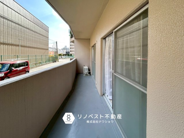 若江岩田パークマンションB棟のバルコニー|屋根付きの広いバルコニー。