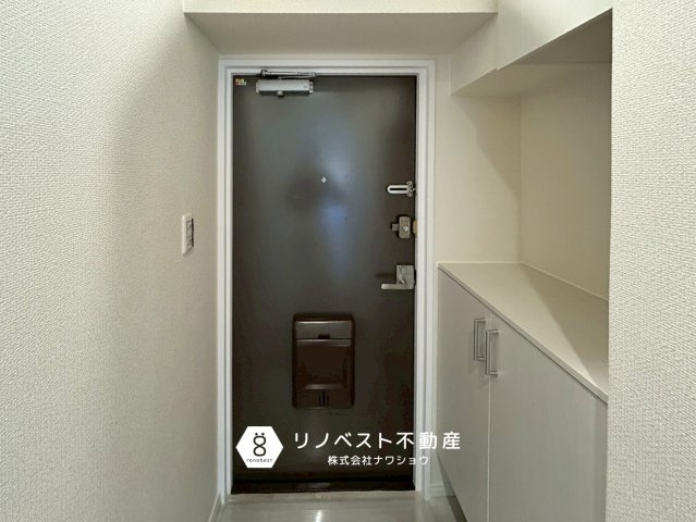 若江岩田パークマンションB棟の玄関|ゆとりのある玄関スペースです。シューズボックスの上には鍵やアクセサリ―など置くスペースも有りますね♪