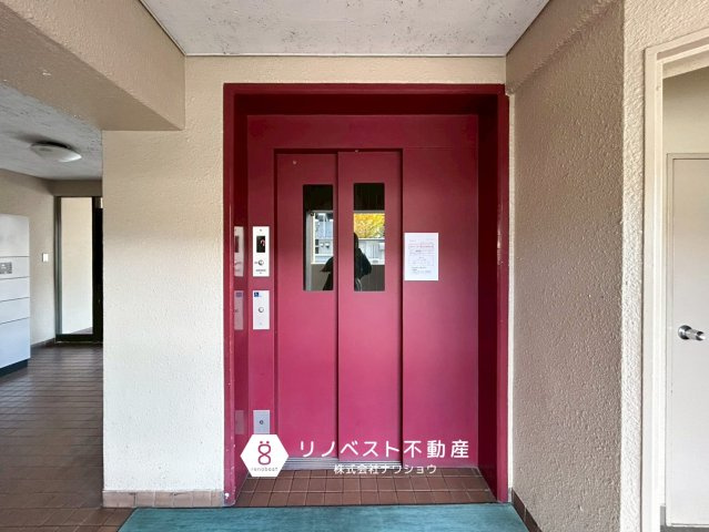 若江岩田パークマンションB棟のその他共用部分|バリアフリー対応のエレベーター。