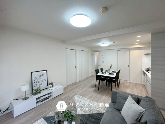 若江岩田パークマンションB棟の居間・リビング|約14.7帖のLDKは広すぎず狭すぎずちょうど良い空間です◎白を基調とした内装でシンプルかつ広く見えます♪