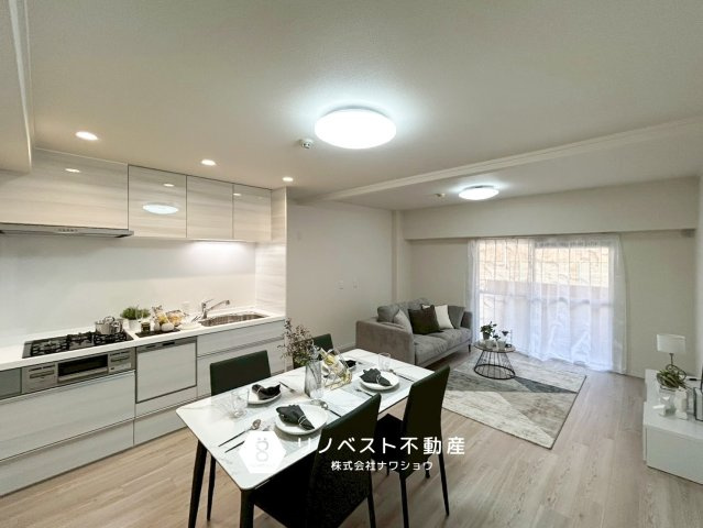 若江岩田パークマンションB棟の居間・リビング|キッチンで作業中もリビングで寛ぐ家族とコミュニケーションが取りやすい間取りでございます♪