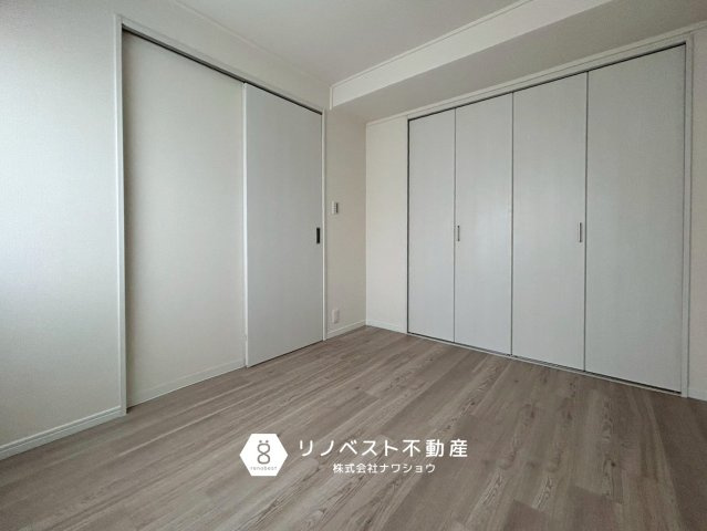 若江岩田パークマンションB棟の洋室|リビングに隣接しており、寝室などにおすすめの洋室です。収納力の高いクローゼット付き。