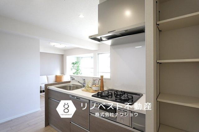 万葉ハイツ小坂菱屋西マンションのキッチン|食洗機付きのシステムキッチン。
キッチンの奥には収納に便利な棚が完備されています◎