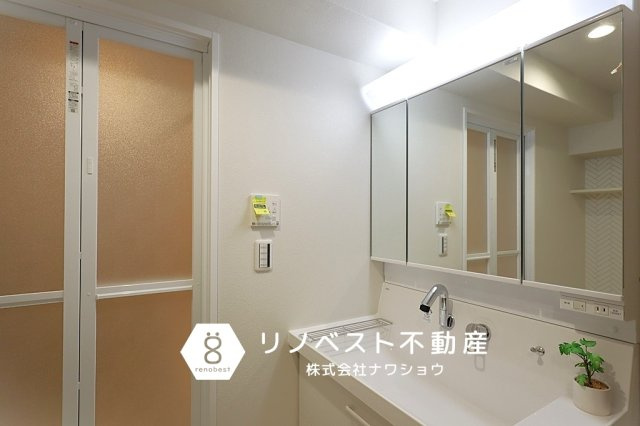 万葉ハイツ小坂菱屋西マンションの洗面所|三面鏡付き独立洗面台完備◎
洗濯パンも設置済み♪