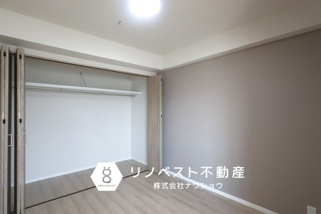 万葉ハイツ小坂菱屋西マンションの収納|大容量のクローゼット。
上部棚がありハンガーラックも付いています♪