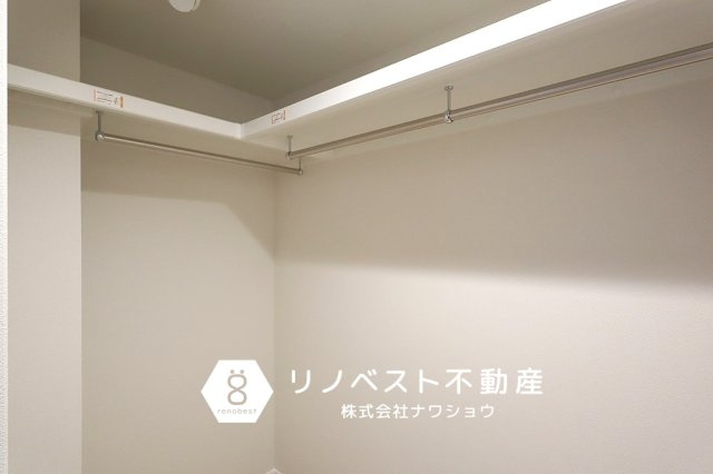 万葉ハイツ小坂菱屋西マンションの収納|洋服好きの方におすすめのウォークインクローゼット。
キャリーバッグなども収納できそうですね♪
