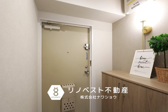 万葉ハイツ小坂菱屋西マンションの玄関|シューズボックス完備の玄関です。
鍵や植物なども置けますね◎