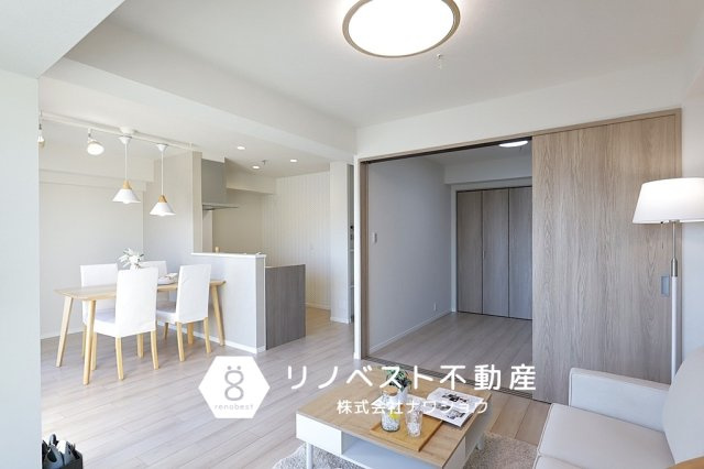 万葉ハイツ小坂菱屋西マンションの居間・リビング|リビングで寛ぎながら、隣接する洋室でお子様を遊ばせることもできます♪