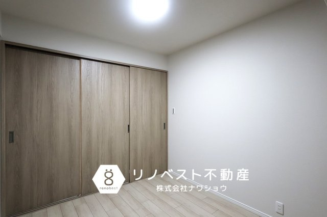 万葉ハイツ小坂菱屋西マンションの洋室|約4.5帖の洋室。
大容量の収納が魅力的です◎お子様の遊び場としても♪