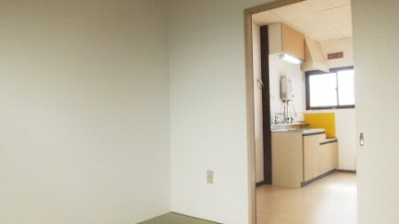 グリーンハイツの寝室|明るい室内です