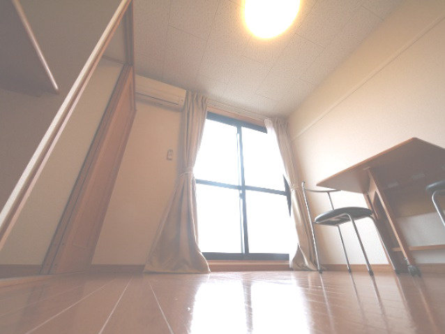 レオパレスＫＡＺＵの洋室|きれいな洋室です