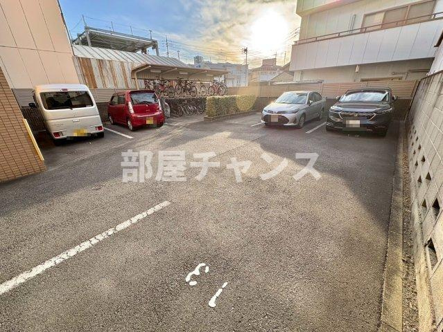 パルタマレ神宮の駐車場