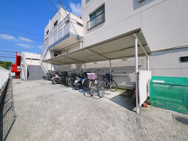 コーポ学園前　東棟のその他共用部分|駐輪場です