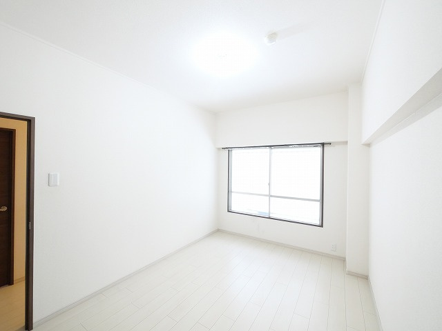 コーポ学園前　東棟の洋室|個人の部屋や寝室として使える洋室です
