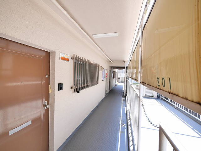 コーポ学園前　東棟のその他共用部分|廊下です