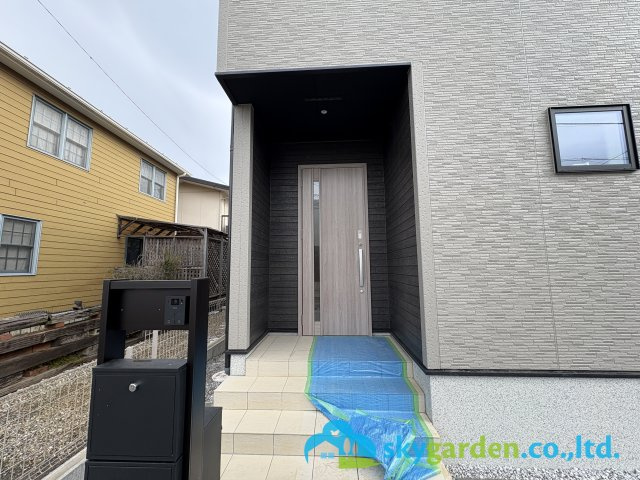 茅ヶ崎市萩園 第１期 １号棟の外観|玄関前の様子