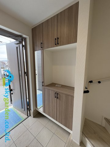 茅ヶ崎市萩園 第１期 １号棟の玄関|シューズボックス