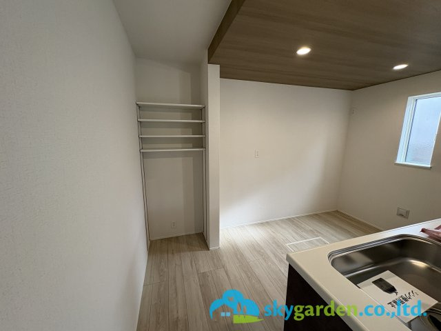 茅ヶ崎市萩園 第１期 １号棟の内装|キッチン背面に棚