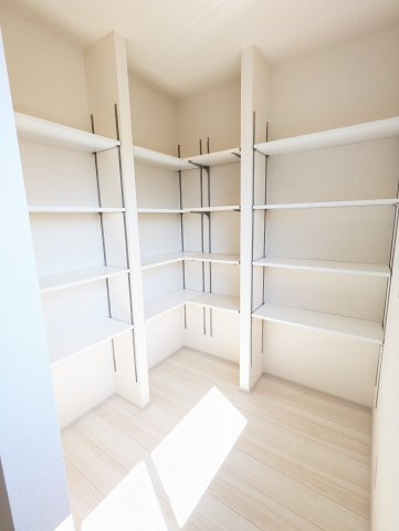 ひたちなか八幡町　2期の収納|キッチンのパントリーには、備蓄品や非常食のストックなどすっきり収納していただけます