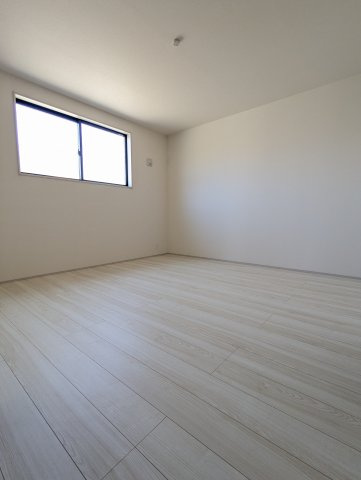 ひたちなか八幡町　2期の洋室|6.38帖洋室です。採光・通風が良く毎朝気持ち良く起床ができ・・日中も日差しが降り注ぐ～暖かいお部屋です。