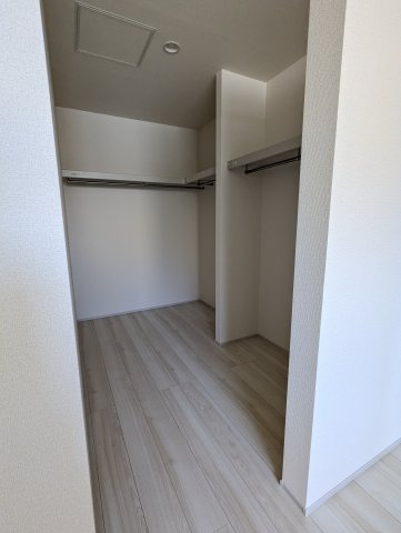 ひたちなか八幡町　2期の収納|ウォークインクローゼットには衣類だけでなく、趣味のグッズもたっぷり収納できます