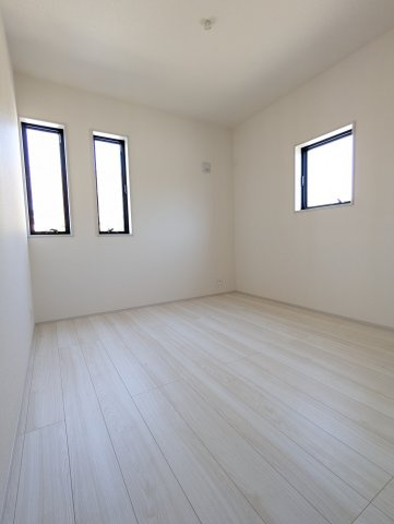 ひたちなか八幡町　2期の収納|7帖洋室にウォークインクローゼットがあるお部屋♪バルコニーに面したお部屋は照明を点ける時間が少なくて済むので省エネに繋がります。