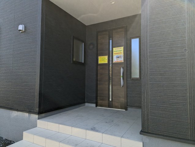 ひたちなか八幡町　2期のエントランス|帰りたくなる家、住む幸せ、ご見学の際はお問合せ下さい。心よりお待ちしております～。