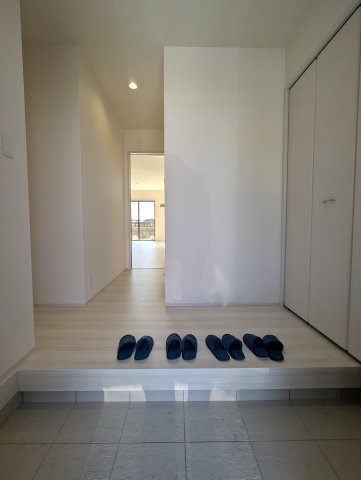 ひたちなか八幡町　2期の玄関|白を基調としているのでスッキリとしています♪