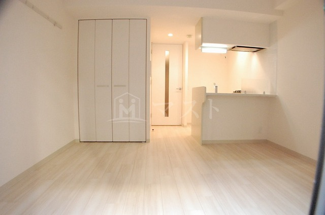 プレサンス中之島公園アティレの居間・リビング