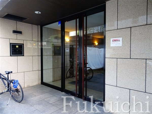 ルーブル学芸大学六番館のエントランス