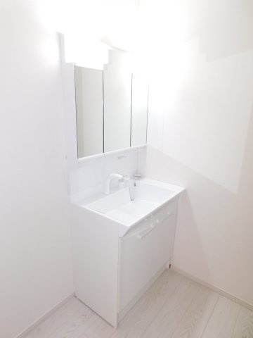 名古屋市中川区尾頭橋２丁目の新築一戸建の独立洗面台|◇洗面脱衣室◇　　三面鏡シャンプードレッサー♪　