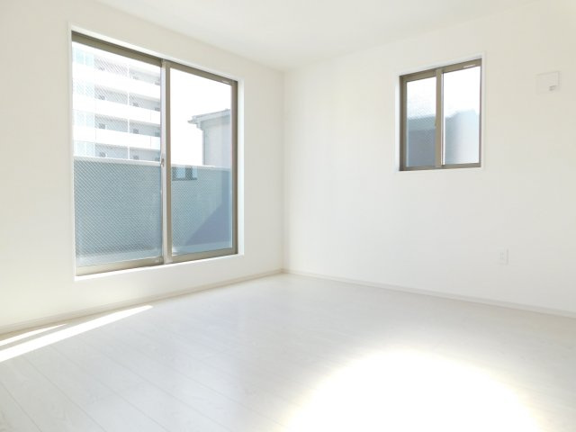 名古屋市中川区尾頭橋２丁目の新築一戸建の洋室|◇３階洋室◇　　南面を含む２面採光明るい洋室６．５帖　ウォークインクローゼット完備！