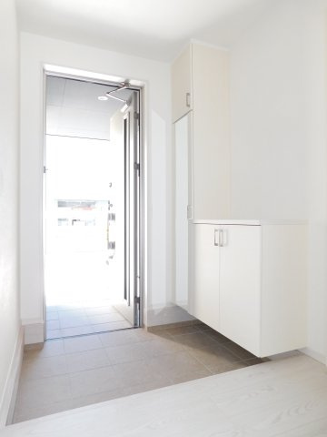 名古屋市中川区尾頭橋２丁目の新築一戸建の玄関|◇玄関収納◇　　家族の履物がしっかり収納できるミラー付玄関収納♪