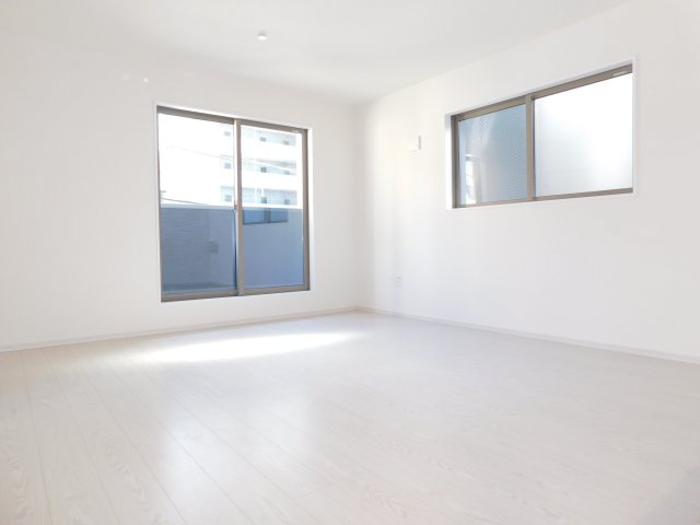 名古屋市中川区尾頭橋２丁目の新築一戸建の居間・リビング|◇２階リビング◇　　南面を含む２面採光で明るいリビング１６．３帖　家族が集まってもゆとりのあるリビング♪