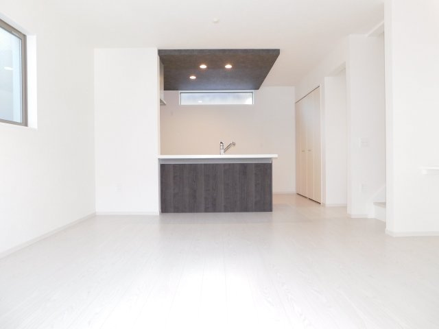 名古屋市中川区尾頭橋２丁目の新築一戸建の居間・リビング|◇２階リビング◇　　南面を含む２面採光で明るいリビング１６．３帖　リビングが見渡せる対面キッチン♪