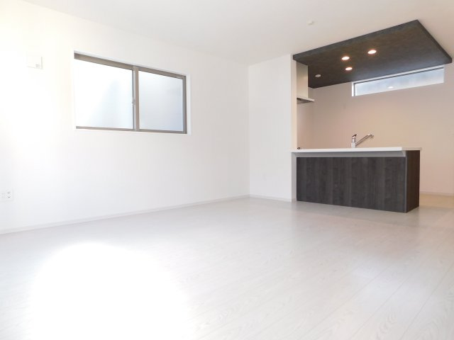 名古屋市中川区尾頭橋２丁目の新築一戸建の居間・リビング|◇２階リビング◇　　南面を含む２面採光で明るいリビング１６．３帖　リビングが見渡せる対面キッチン♪